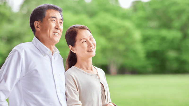 仲がよい老夫婦