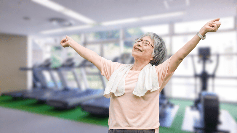 スポーツジムを楽しむシニア女性
