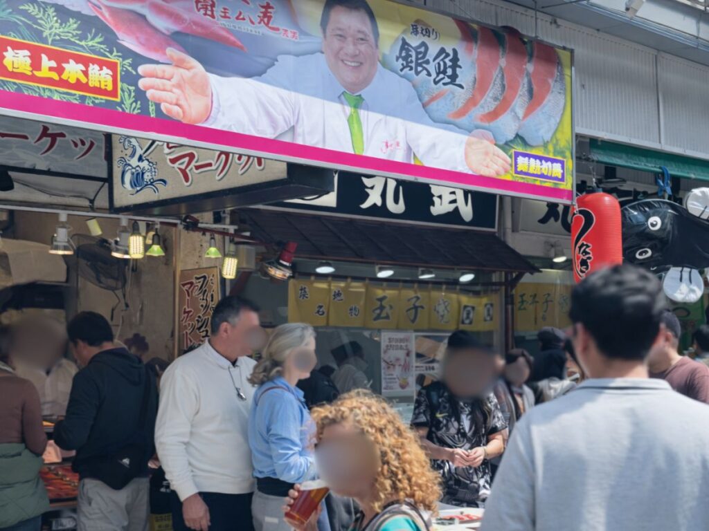 人がたくさんの築地市場場外