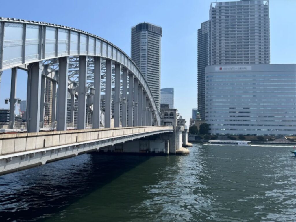 勝鬨橋とビル群