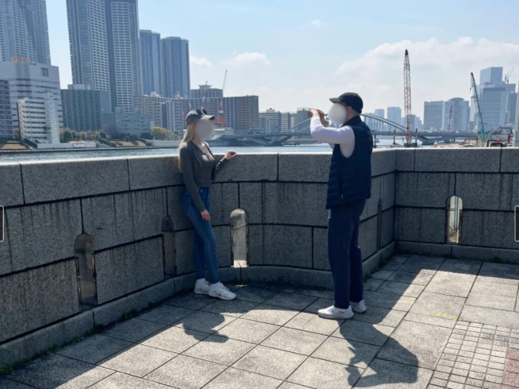勝どき橋に行く途中で見かけた旅行中の外国人カップル