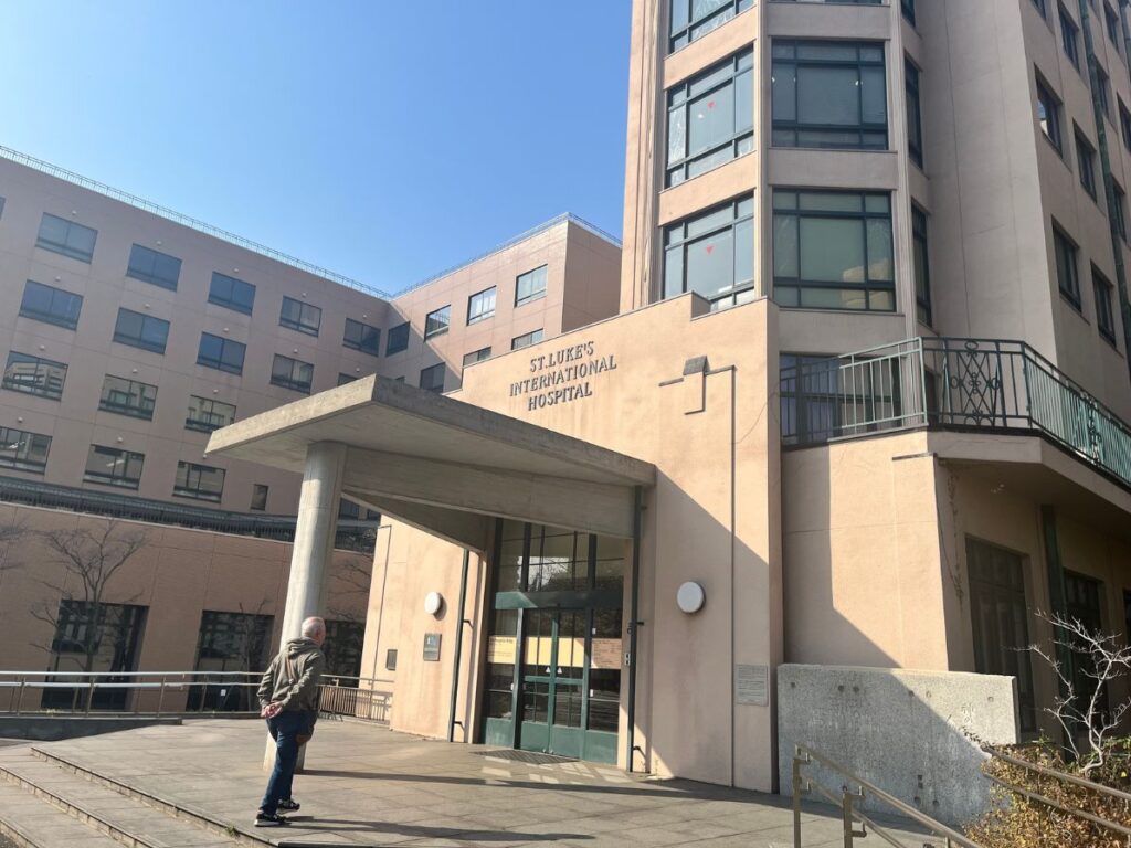 聖路加国際病院の旧館(1933年築の保存建築)の入口