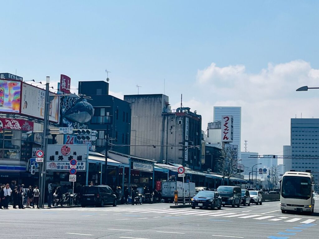 築地場外市場を望む