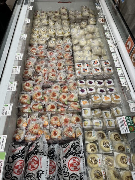 おやきがぎっしり並んでいる